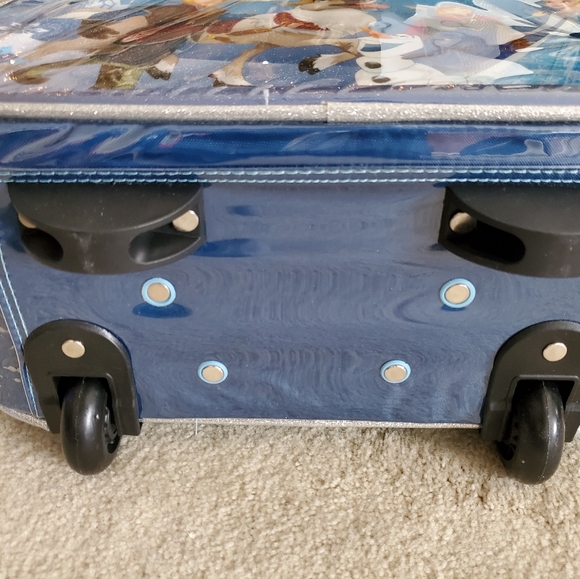 NWT Disney Frozen Light-up Pull Suitcase - Picture 8 of 8